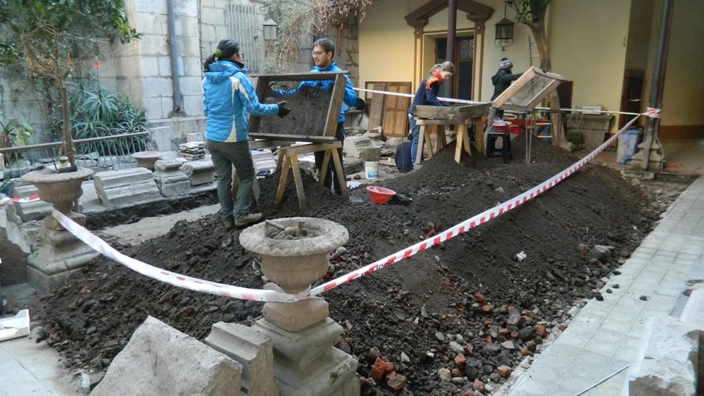 El equipo de harneadores en plena acción. Excavación del patio los Naranjos, Catedral Metropolitana.