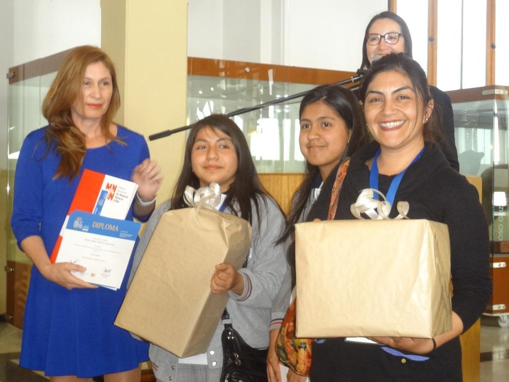 Las alumnas de la Escuela Presidente Aníbal Pinto Garmendia de Coquimbo, ganadoras del Premio de la Academia de Ciencias, enseñanza básica.