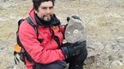 David Rubilar hallando fósil en la Antártica