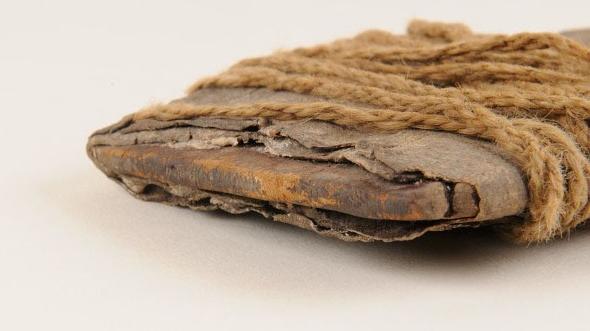 Estuche de madera envuelto en cuero y amarrado con cordón de lana. Colección "Aníbal Echeverría y Reyes"
Sitio de San Pedro de Atacama, MNHN. Foto: Felipe Infante