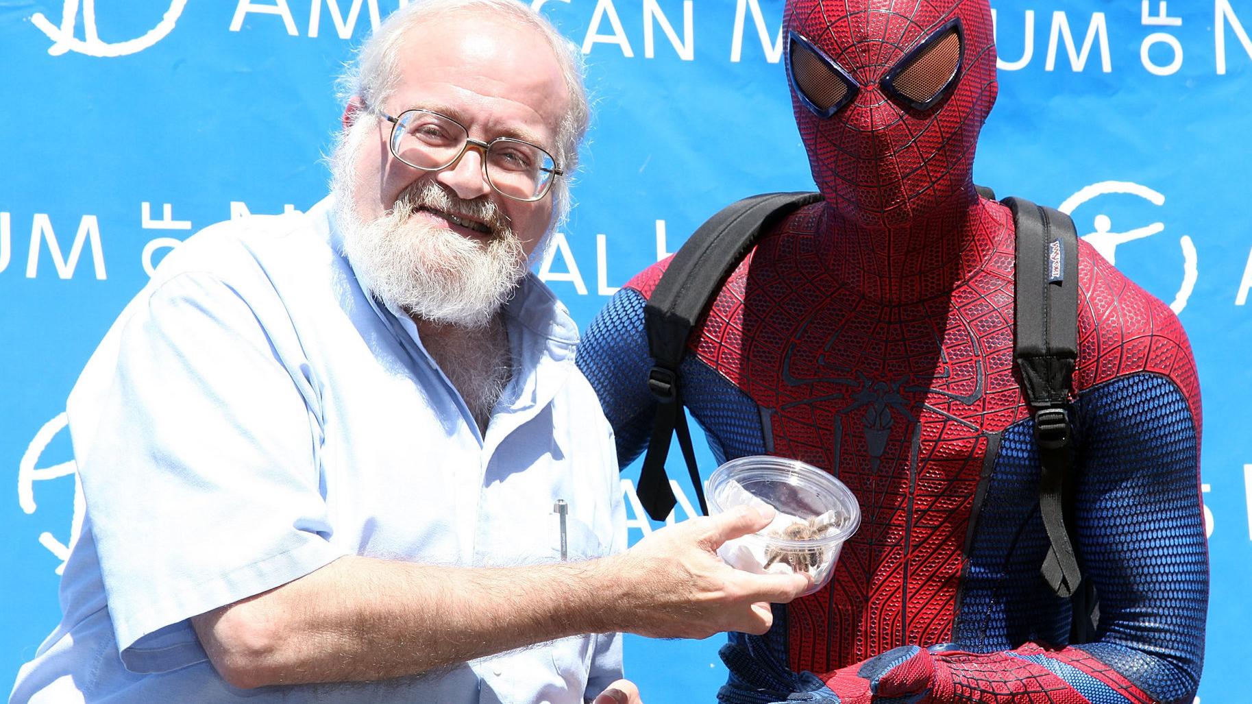 Norman Platnick en 2012 junto al Hombre Araña, en el American Museum of Natural History.