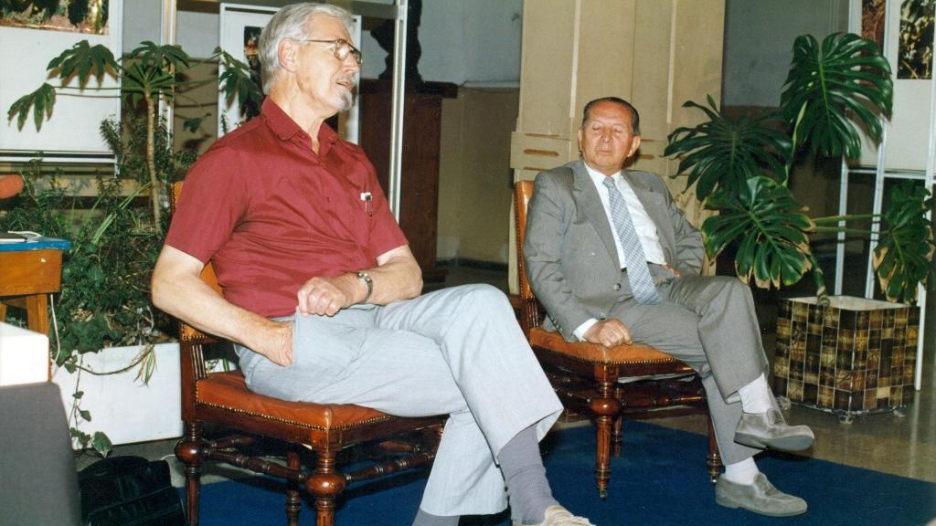 Guillermo Kuschel (izquierda) y Luis Capurro (derecha); salón central del Museo Nacional de Historia Natural, 15 de enero de 1991 (Foto O. León).