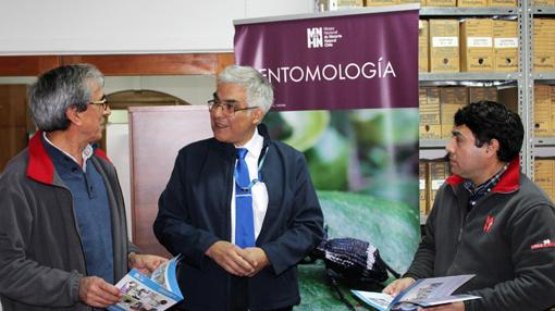 Compartiendo información (De derecha a izquierda: Francisco Urra, Gustavo Arriagada y Mario Elgueta; foto CEFAA).