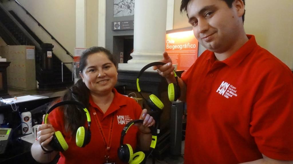 Fabiola y Hans, de la Unidad de Atención de Usuarios del MNHN.