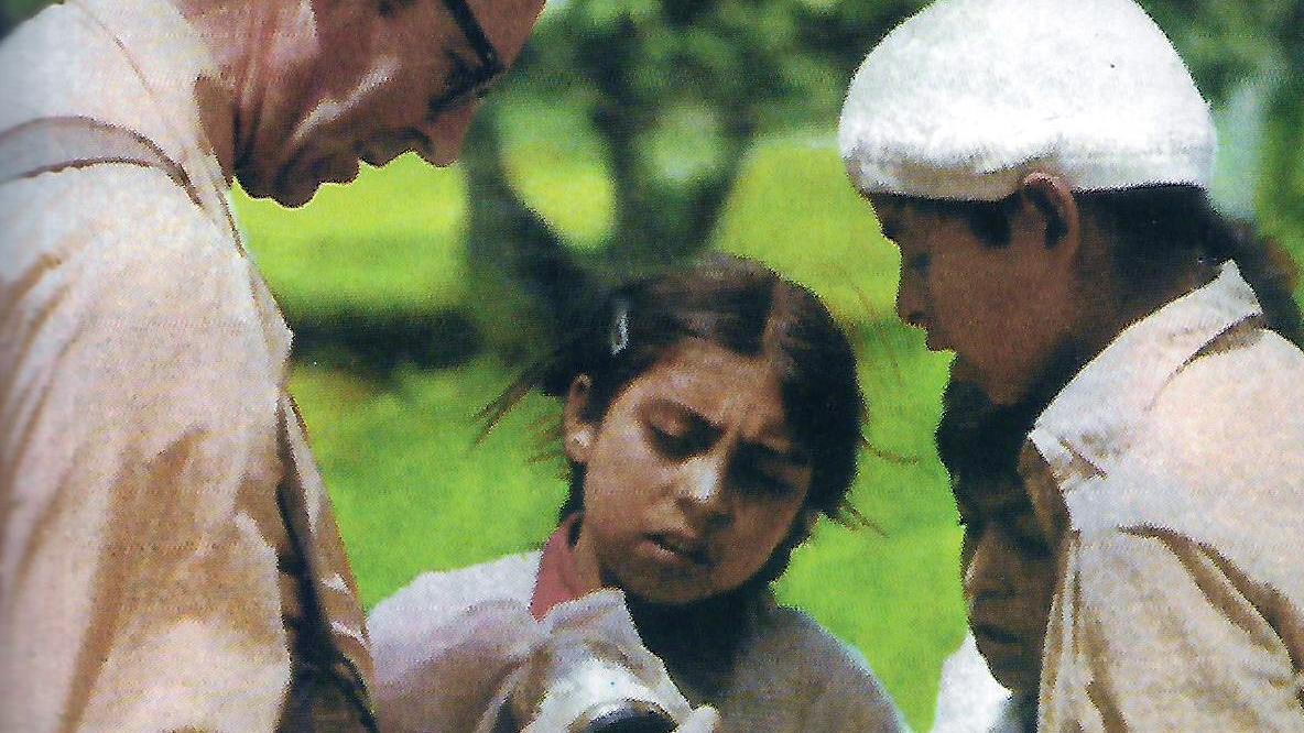 Luis Peña explicando a niños en Napo, Ecuador (Foto: Gastón Acuña).