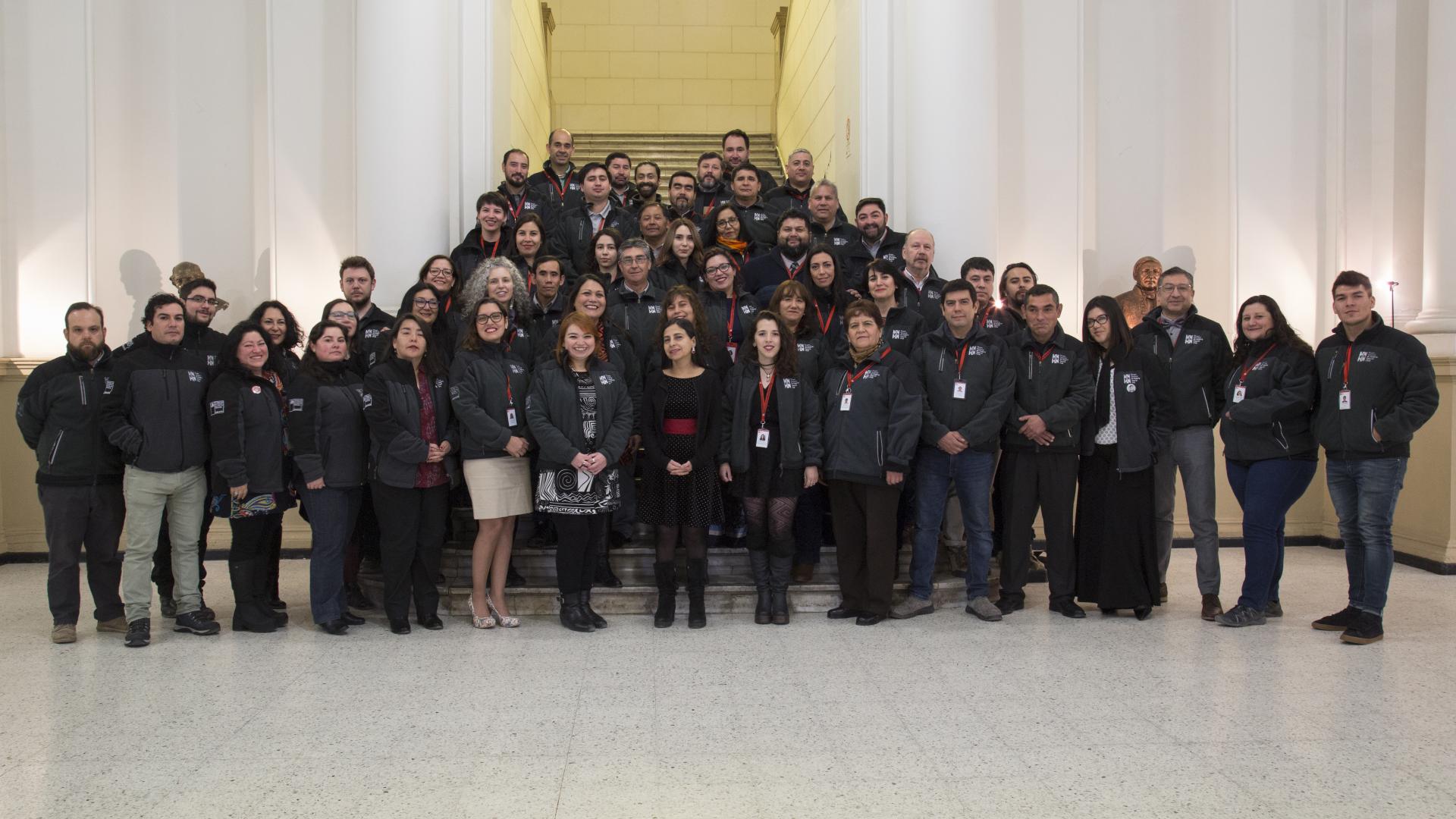 Funcionarios MNHN 2019 junto con María Isabel Orellana, Directora suplente del MNHN.