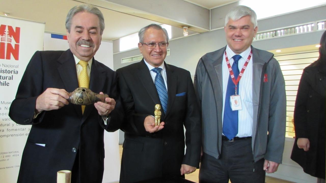 imagen_portada De izquierda a derecha: el Embajador de Perú, Fernando Rojas, el Embajador de Ecuador, Homero Arellano y Claudio Gómez, director del MNHN.