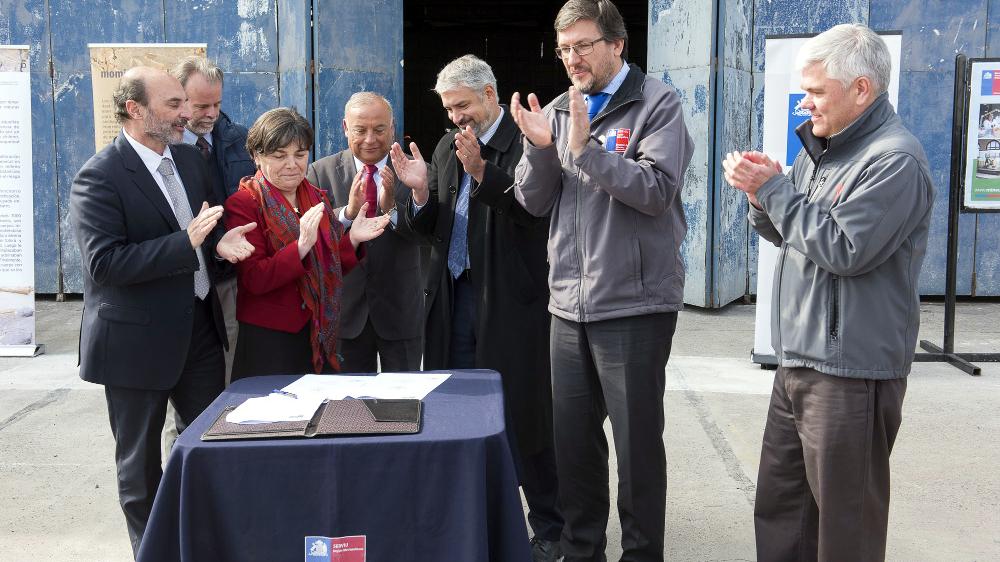 Autoridades presentes en la ceremonia de comodato DEC (izq a der): Ángel Cabeza, Director DIBAM; Paulina Saball, Ministra de Vivienda; Arturo Aguirre, Alcalde de Cerrillos; Ernesto Ottone, Ministro del CNCA; Alberto Pizarro, Director del SERVIU Metropolitano y Claudio Gómez, Director del MNHN. Autoridades presentes en la ceremonia de comodato DEC: Ángel Cabeza, Director DIBAM; Paulina Saball, Ministra de Vivienda; Arturo Aguirre, Alcalde de Cerrillos; Ernesto Ottone, Ministro del CNCA; Alberto Pizarro, Director del SERVIU Metropolitano y Claud