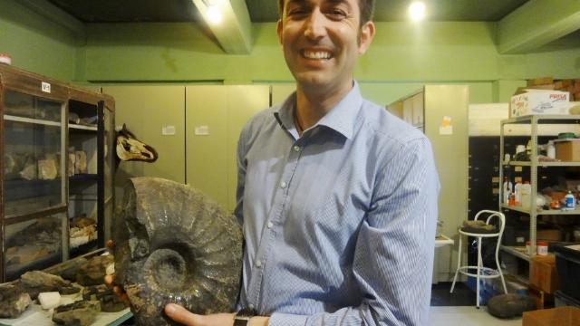 El Dr. Salazar con un ammonite