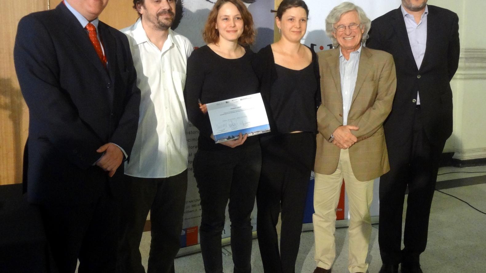 Los ganadores del Concurso DEC-MNHN. De izquierda a derecha: Claudio Gómez, director del MNHN; los arquitectos Osvaldo Spichiger, Pamela Jarpa y Daniela Jarpa, de la oficina Jarpa Spichiger Arquitectura; Juan Sabbagh, Premio Nacional de Arquitectura 2002