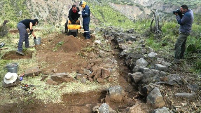 Excavando sitio inca en quebrada de Ramón. Al fondo, Santiago, noviembre de 2015