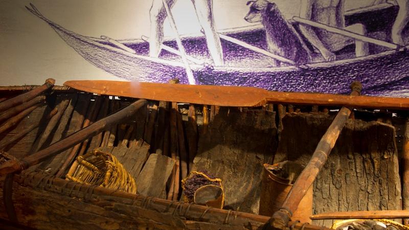 Canoa yámana en exhibición