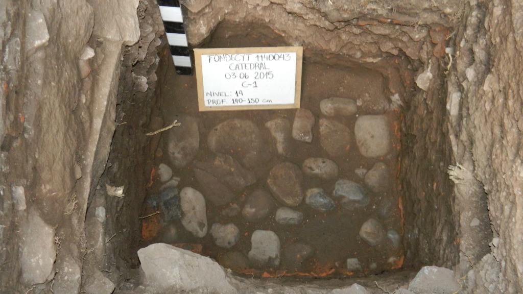 Aparición de los cimientos de un muro colonial a 150 cm de profundidad, en la cuadrícula 1. La excavación no se pudo continuar. En la pared izquierda, arriba, se nota parte del muro de nivelación de la actual Catedral.