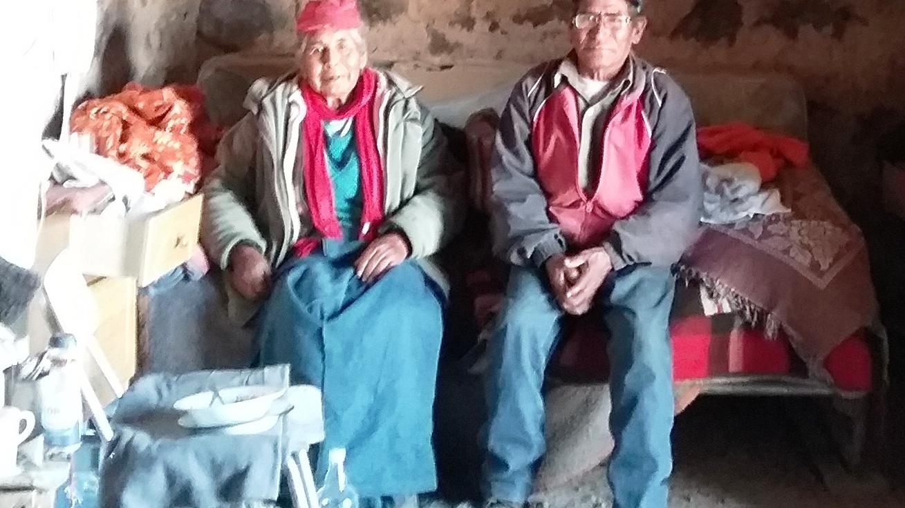 Doña Audina Vilca y su trabajador Cenón Yucra al interior de su habitación. Nótese la hermosa techumbre de madera de cactus recubierta con paja. Junio 2017. Doña Audina Vilca y su trabajador Cenón Yucra al interior de su habitación. Nótese la hermosa techumbre de madera de cactus recubierta con paja. Junio 2017.