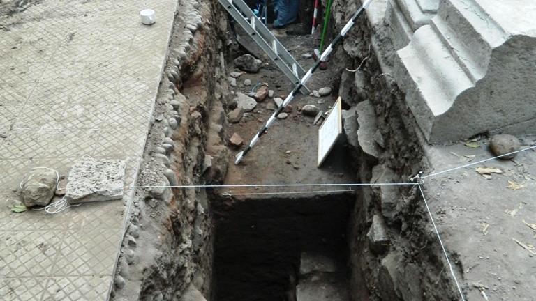 Con mucho cuidado, la excavación avanza.