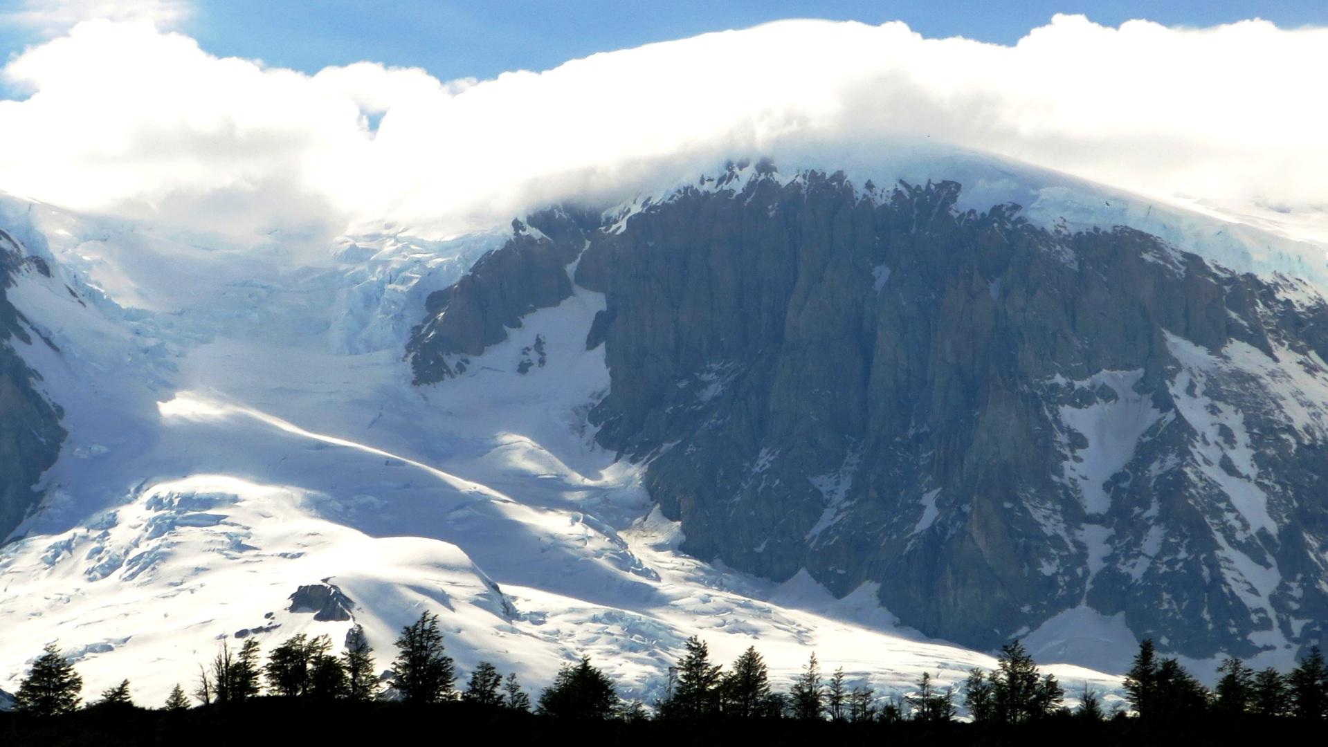 Vista del monte Cochcrane cubierto por el glaciar Calluqueo. Vista del monte Cochcrane cubierto por el glaciar Calluqueo.