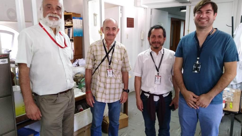 De izquierda a derecha: Oscar Gálvez H., Curador Colección de Moluscos del MNHN; Dr.Antonio Checa, Universidad de Granada, España; Drs. Nelson Lagos y Roberto García-Huidobro de la Universidad Santo Tomás, Chile.