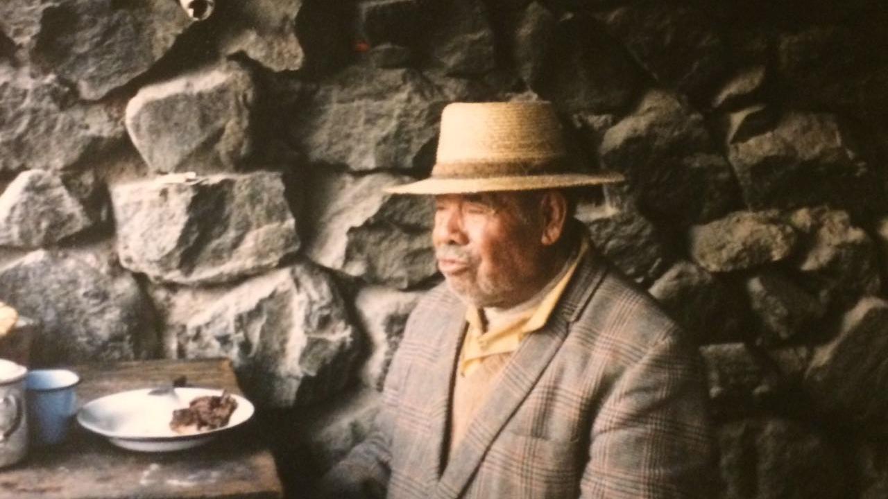 El pastor atacameño Juan Vilca en su cocina/comedor alimentándose de carne de llamo. Foto gentileza Marcelo Amaral, febrero 1974.