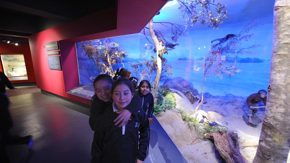 Niñas en el diorama canales australes
