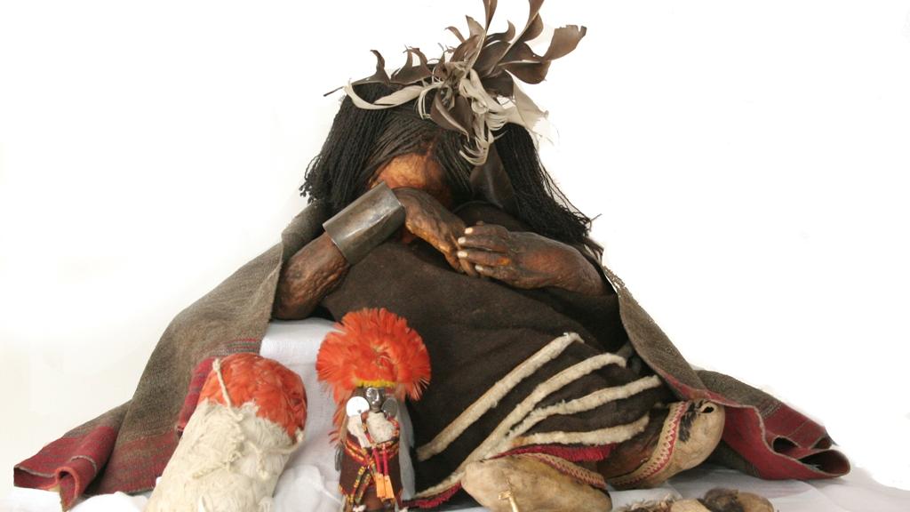 El Niño del cerro El Plomo, con su ajuar funerario. El Niño del cerro El Plomo, con su ajuar funerario.