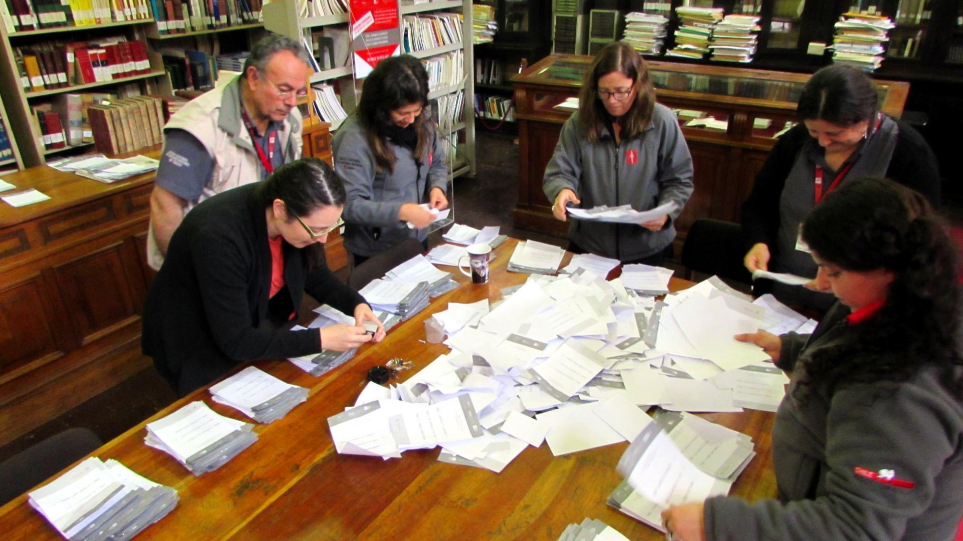 Personal del MNHN contando los votos de la elección de la exposición temporal 2017