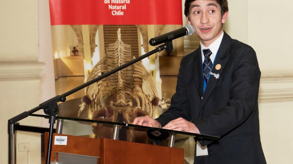 Roberto Vásquez, alumno del Liceo Complejo Educacional de Chimbarongo, entregando su discurso a los asistentes del cierre de la Feria Científica.