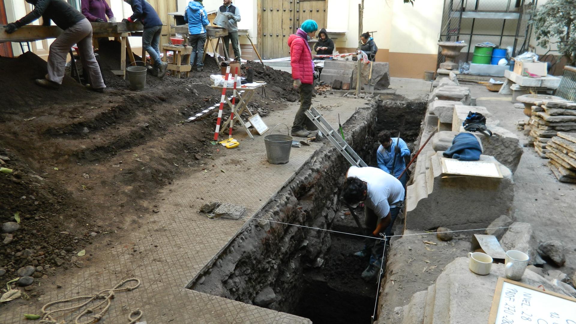 Lentamente, la excavación avanza.