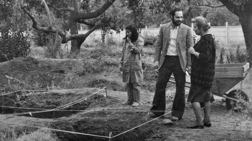 Nieves Acevedo, Rubén Stehberg y Grete Mostny, 1974. Nieves Acevedo, Rubén Stehberg y Grete Mostny, 1974.
