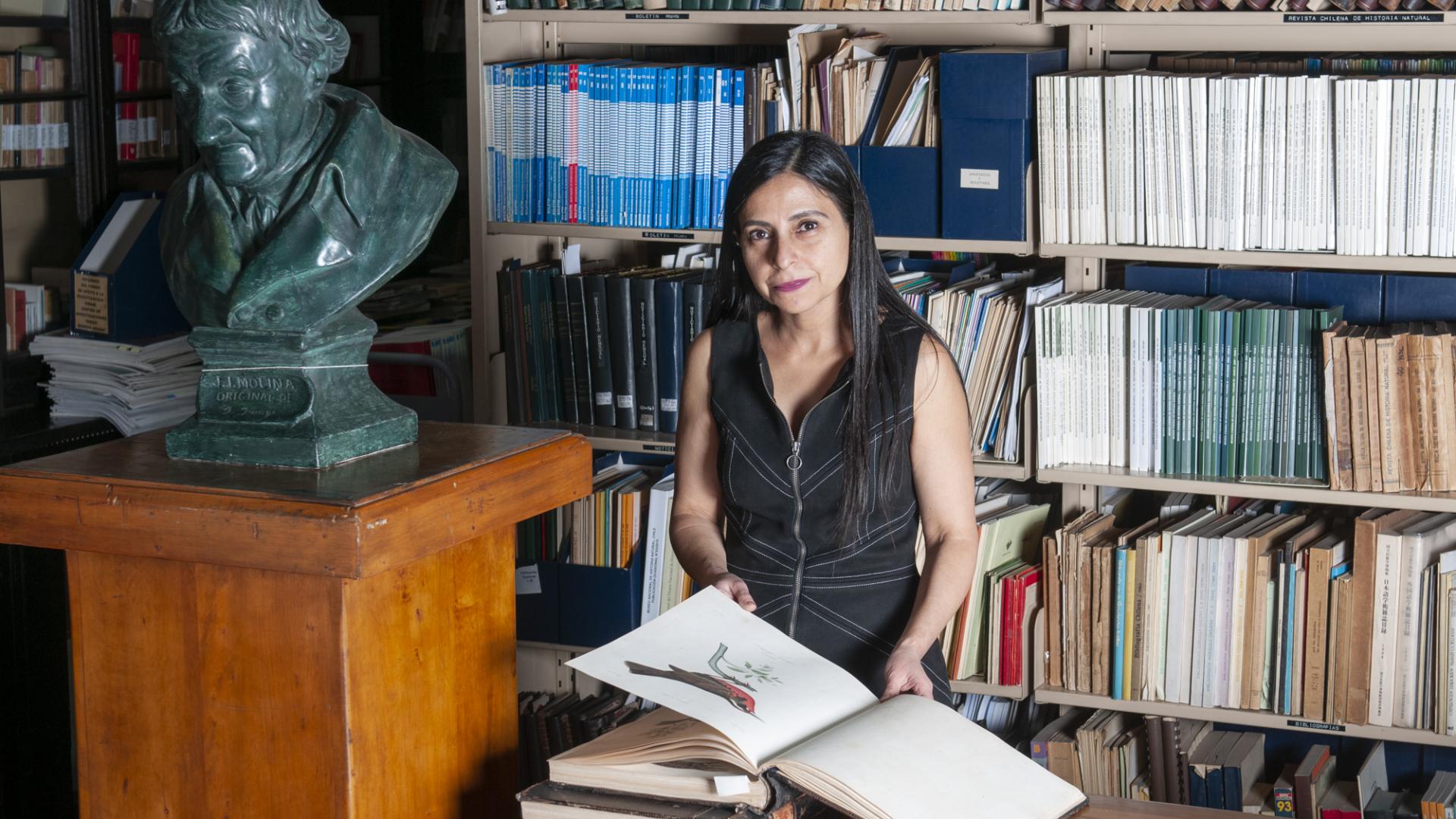 María Isabel Orellana en la Biblioteca Abate Molina del museo.