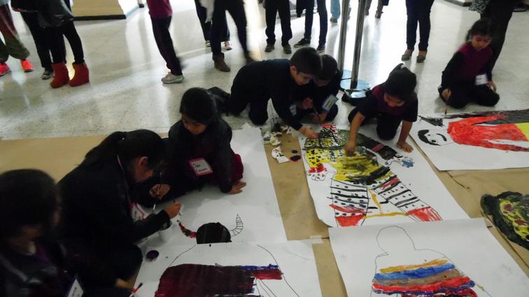 Niños dibujando en el Museo