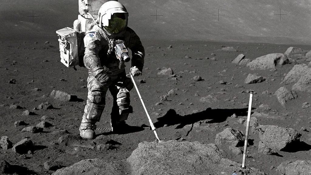 El astronauta Harrison Schmitt tomando muestras geológicas en el sector Taurus-Littrow.