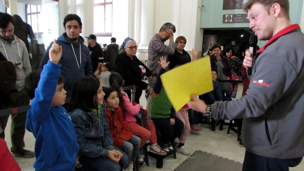 Alexander Otárola, del Área de Educación del MNHN, realizando un taller sobre artrópodos.