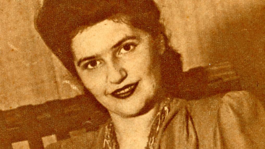 Grete Mostny en 1945. En esta fotografía la doctora Grete Mostny luce un collar egipcio formado por cuentas de cristal que formaron parte de cofias de momias (pie de foto de la entrevista original). Grete Mostny en 1945. En esta fotografía la doctora Grete Mostny luce un collar egipcio formado por cuentas de cristal que formaron parte de cofias de momias (pie de foto de la entrevista original).