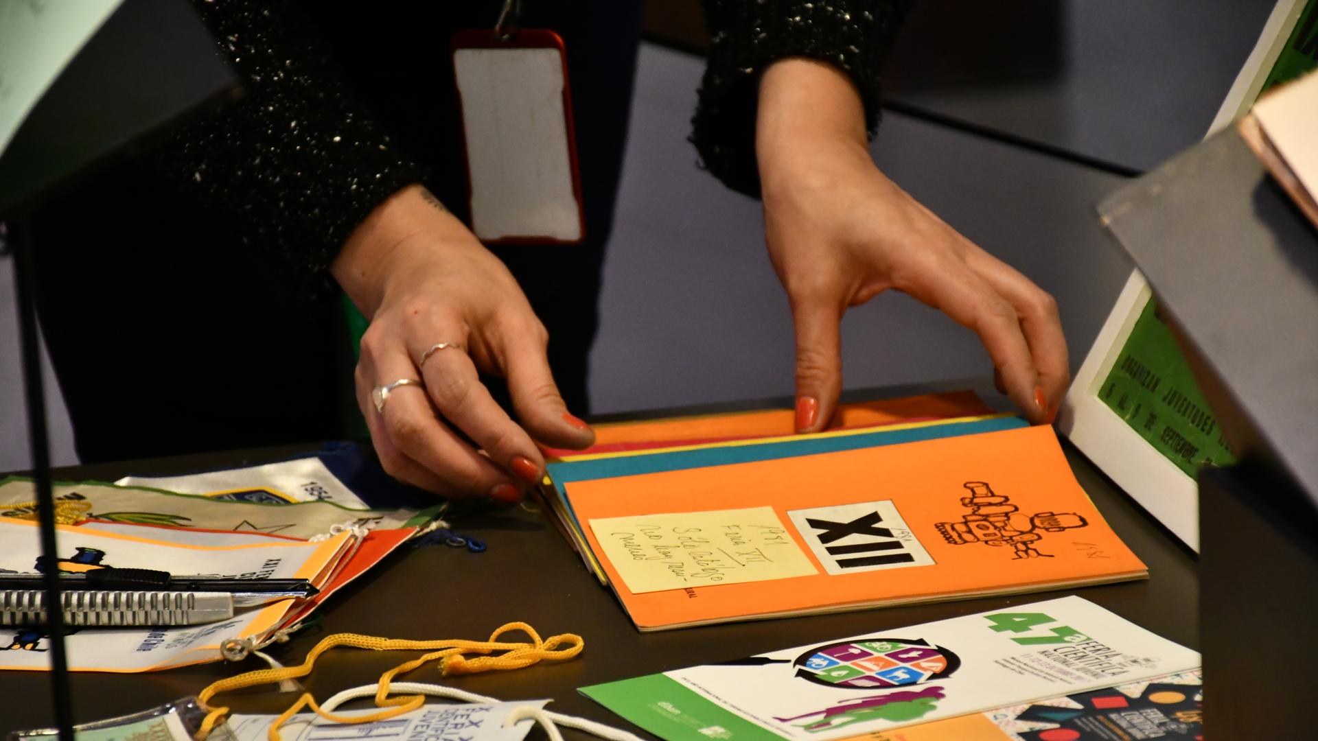 Catálogos, afiches y credenciales históricas de la Feria Científica Nacional Juvenil.