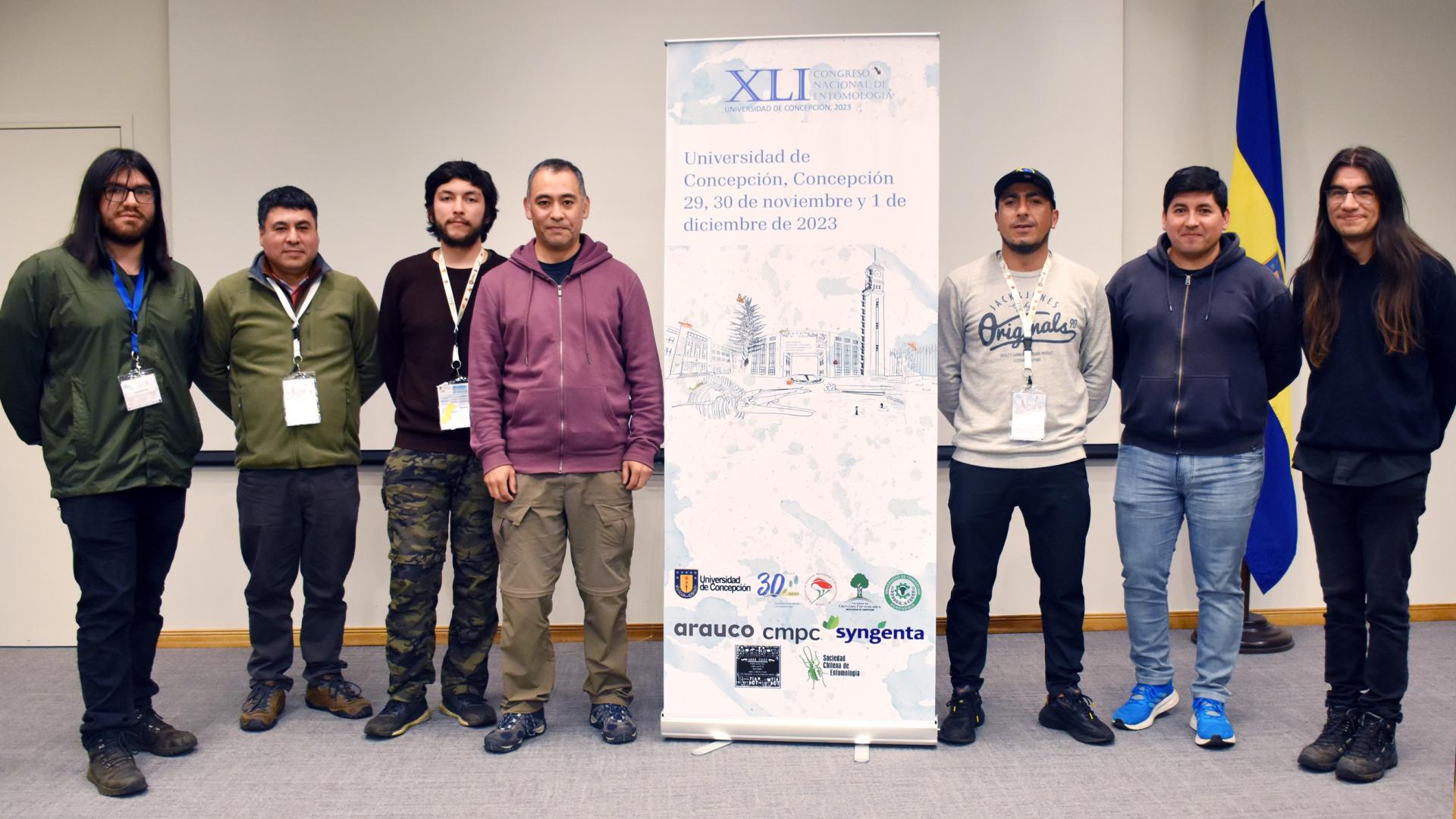De izquierda a derecha Benjamín Silva-Ahumada, Francisco Urra Lagos, David Gajardo, Jorge Pérez-Schultheiss, Carlos Oyarzún Segovia, Guillermo Valenzuela y Baltasar Venegas-Mora. De izquierda a derecha Benjamín Silva-Ahumada, Francisco Urra Lagos, David Gajardo, Jorge Pérez-Schultheiss, Carlos Oyarzún Segovia, Guillermo Valenzuela y Baltasar Venegas-Mora.