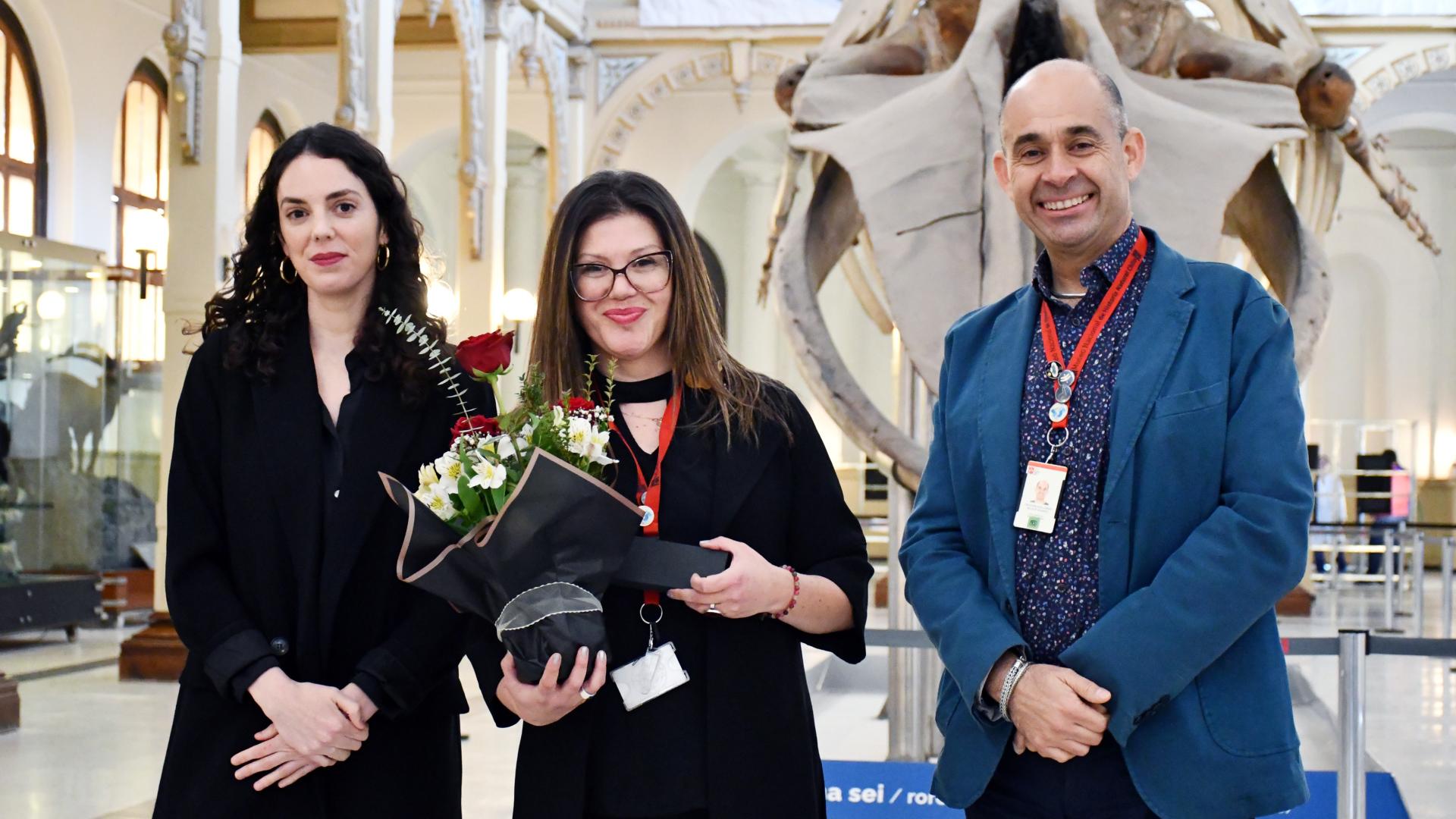 Carolina Pérez Dattari, Subsecretaria del Patrimonio Cultural; Soledad Villagrán galardonada por 20 años de servicio en el MNHN; y Cristian Becker, Director (s) del MNHN, Carolina Pérez Dattari, Subsecretaria del Patrimonio Cultural; Soledad Villagrán galardonada por 20 años de servicio en el MNHN; y Cristian Becker, Director (s) del MNHN,