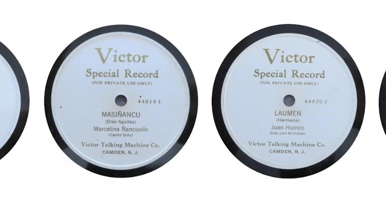 Vista de las etiquetas de los cuatro discos de música mapuche.