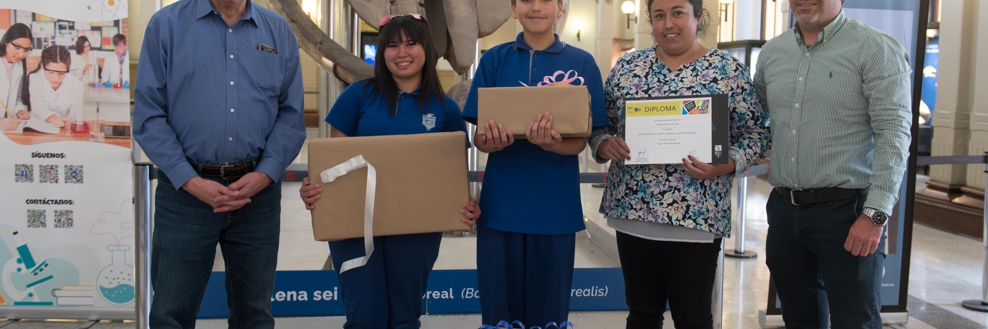 Ganadores en Enseñanza Básica, Escuela Héroes de Chile, de Limache, por el proyecto «Tolerancia de semillas vegetales a bajas temperaturas».
