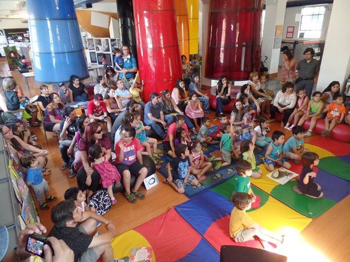 Taller de fósiles en la Sala Infantil de la Biblioteca de Santiago