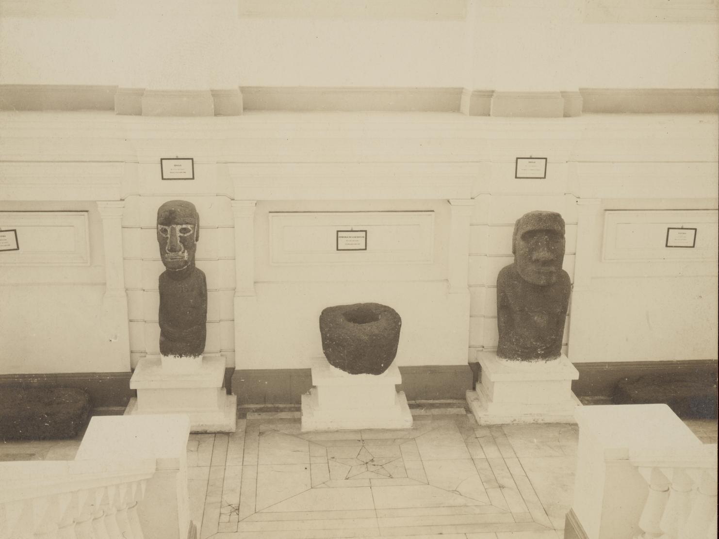 El moái llegado en la corbeta O’Higgins junto a otro de adquisición posterior, ambos en exhibición en el descanso de la escala del museo en 1911. El moái llegado en la corbeta O’Higgins junto a otro de adquisición posterior, ambos en exhibición en el descanso de la escala del museo en 1911.