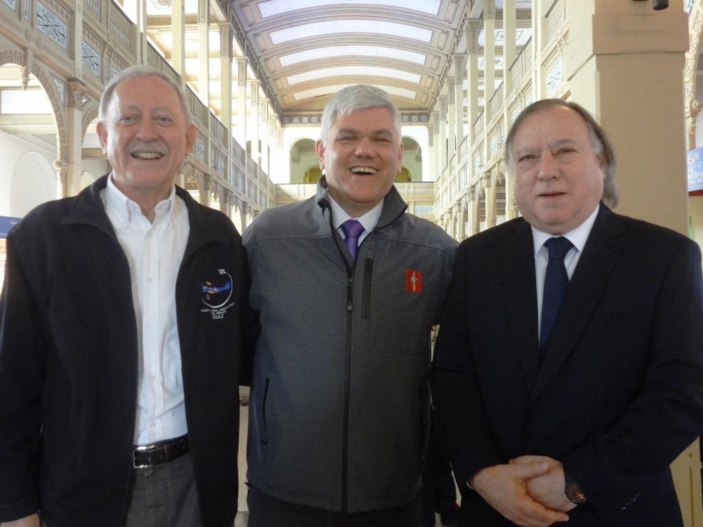 Ricardo Gutiérrez, director del Museo Aeronáutico; Claudio Gómez, director del MNHN y Pedro Pablo Zegers, subdirector (S) de la Biblioteca Nacional de Chile