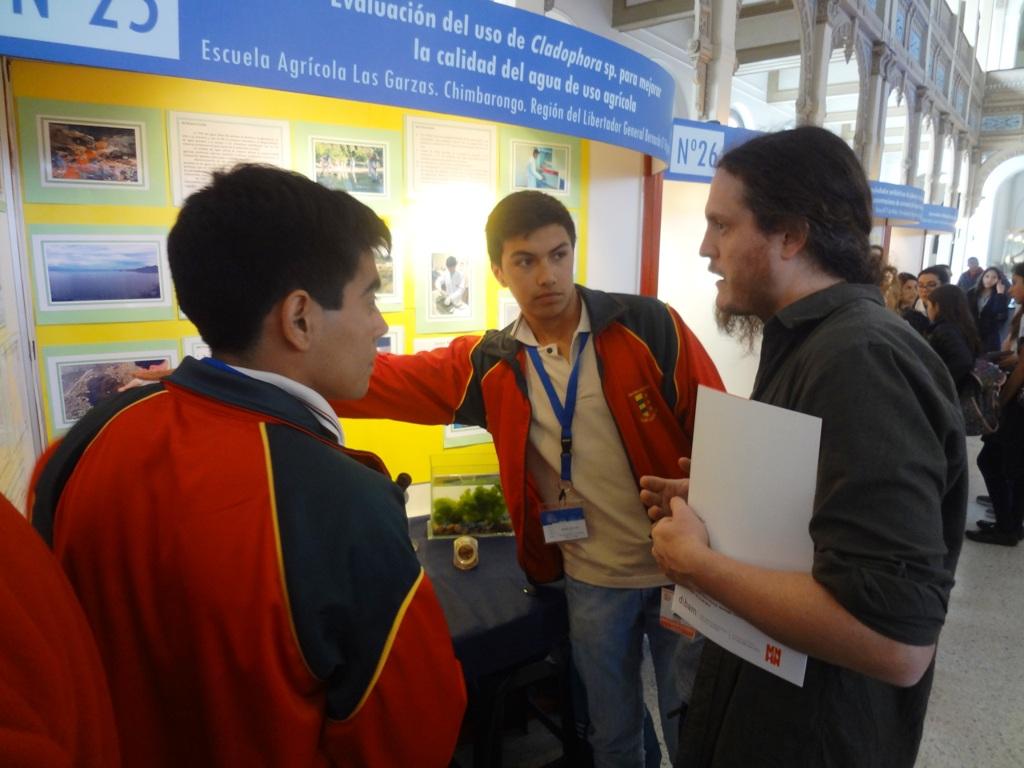 Los alumnos muestran sus proyectos.