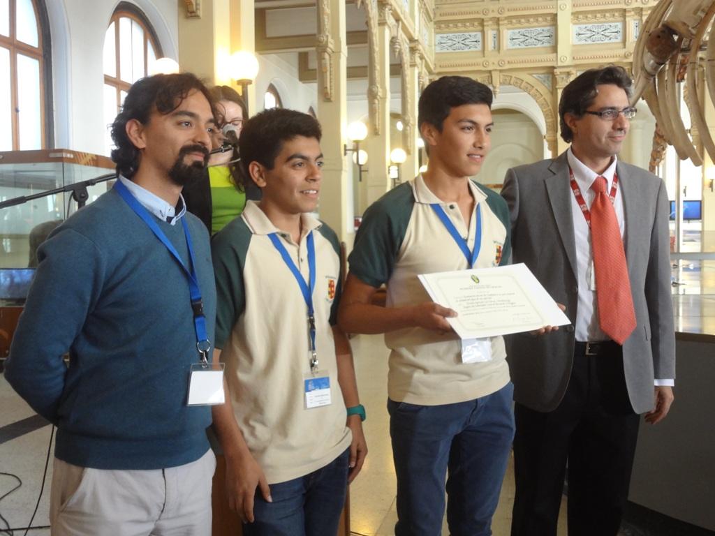 Los alumnos de la Escuela Agrícola Las Garzas de Chimbarongo, ganadores del Premio de la Academia de Ciencias en enseñanza media.