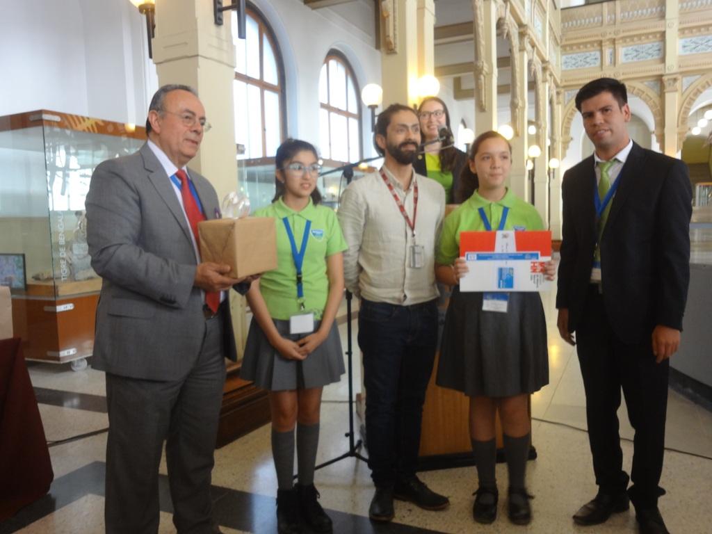 Las alumnas del colegio Netland School, Mención honrosa en la categoría enseñanza básica