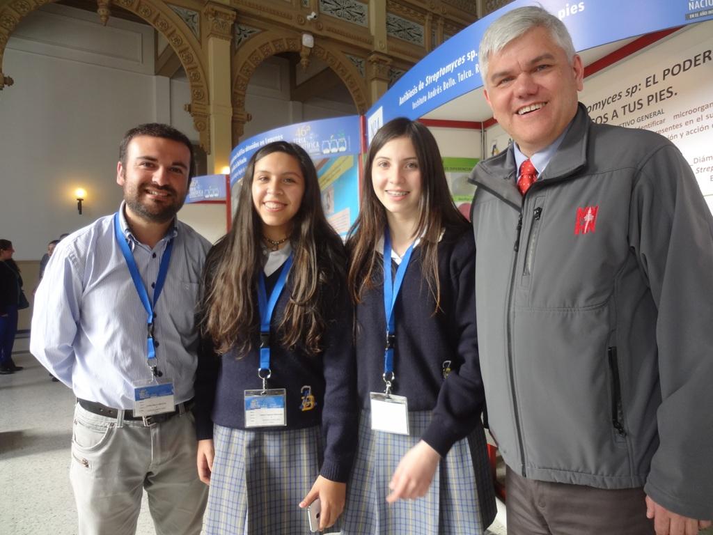 Las alumnas del Instituto Andrés Bello de Talca, ganadoras del primer lugar en la categoría enseñanza básica