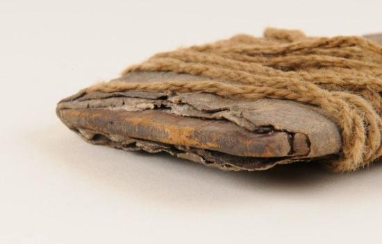 Estuche de madera envuelto en cuero y amarrado con cordón de lana. Colección "Aníbal Echeverría y Reyes"
Sitio de San Pedro de Atacama, MNHN. Foto: Felipe Infante