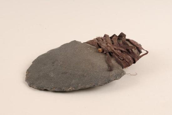 Foto en detalle de una azada lítica de la colección Aníbal Echeverría y Reyes del MNHN (Foto: Felipe Infante).