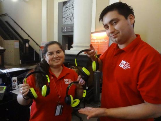 Fabiola y Hans, de la Unidad de Atención de Usuarios del MNHN.