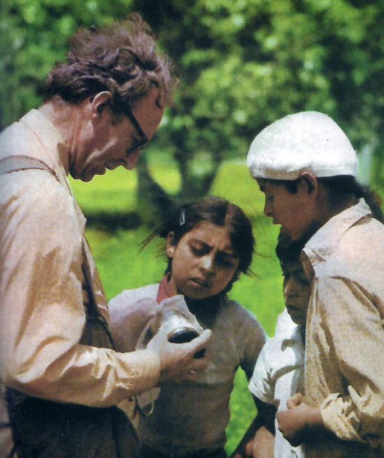 Luis Peña explicando a niños en Napo, Ecuador (Foto: Gastón Acuña).