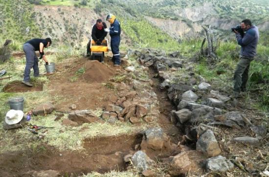 Excavando sitio inca en quebrada de Ramón. Al fondo, Santiago, noviembre de 2015